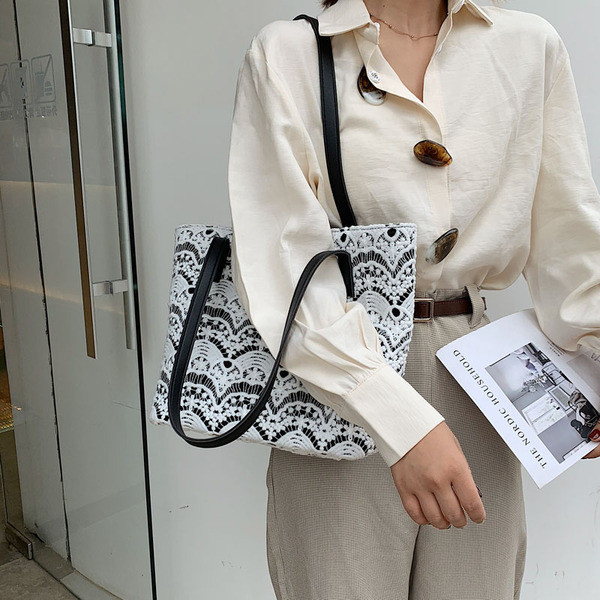 Stílusos női táska széles modell csipkével