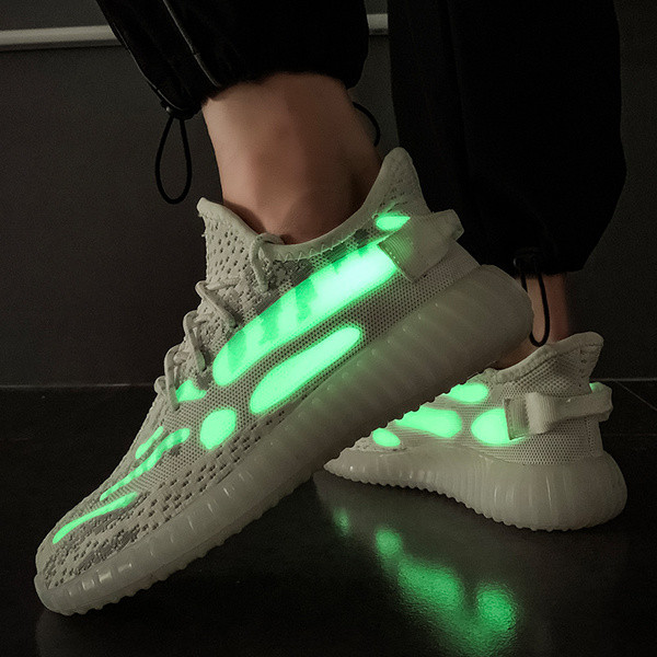 Férfi fényes tornacipő fűzővel