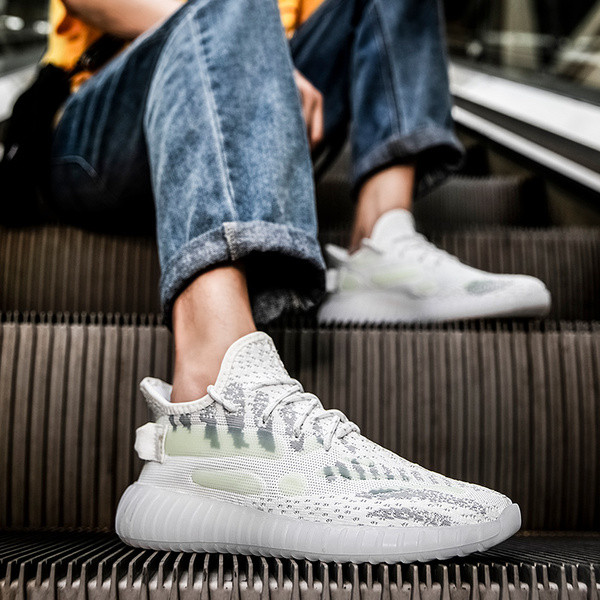 Férfi fényes tornacipő fűzővel