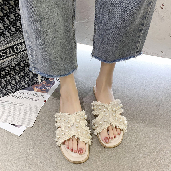 Modern női papucs lapos talppal és gyöngyökkel