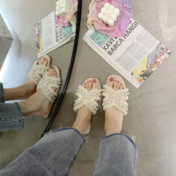 Modern női papucs lapos talppal és gyöngyökkel