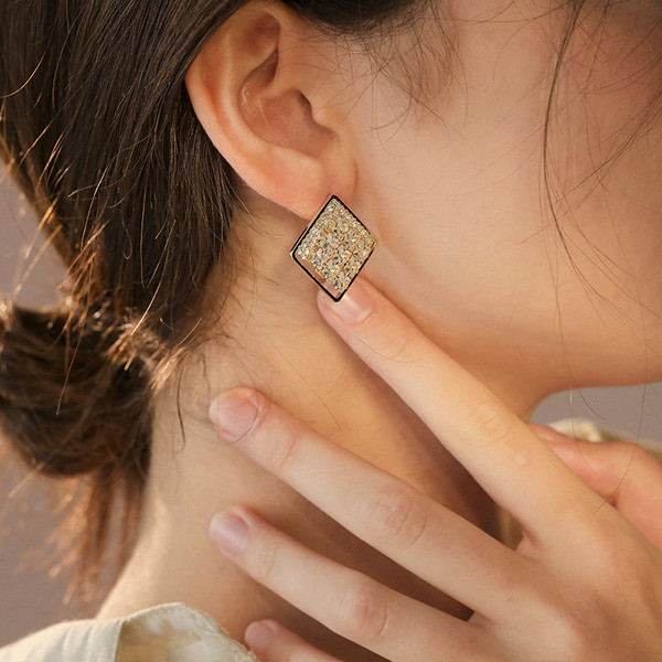 Modern női fülbevaló kövekkel díszített gyémánt formájú