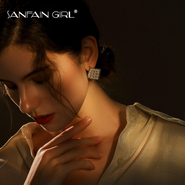 Modern női fülbevaló kövekkel díszített gyémánt formájú