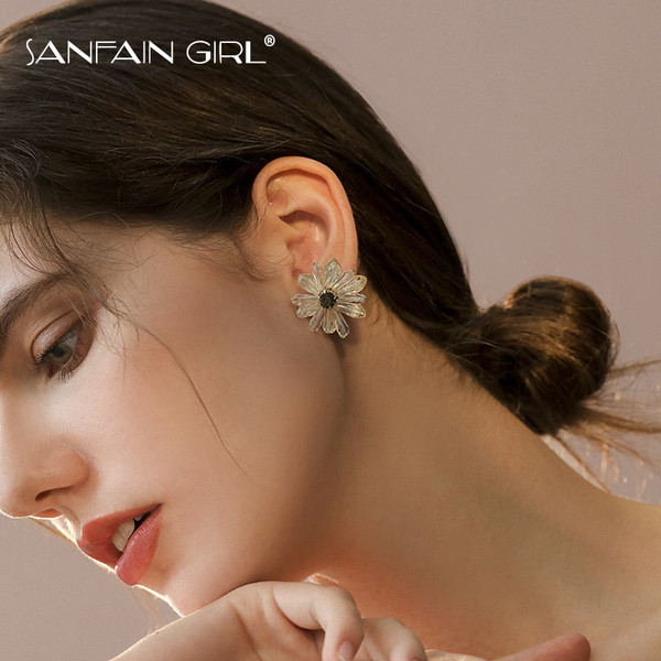 Aktuális női fülbevaló virág formájú kövekkel