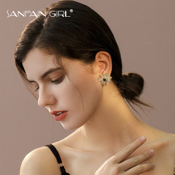 Aktuális női fülbevaló virág formájú kövekkel