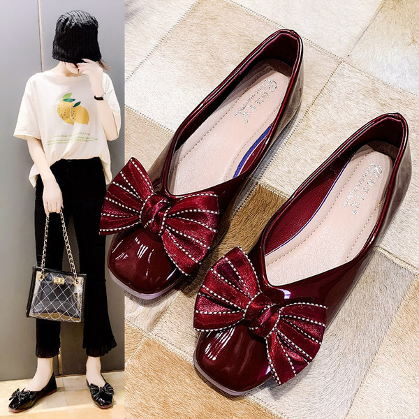 Sieviešu ikdienas apavi no mākslīgās ādas ar plakanu zoli un lenti