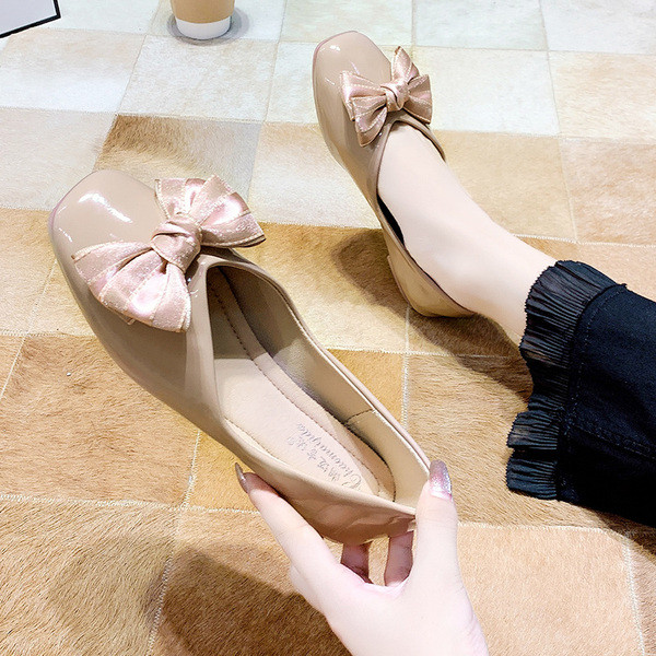 Sieviešu ikdienas apavi no mākslīgās ādas ar plakanu zoli un lenti