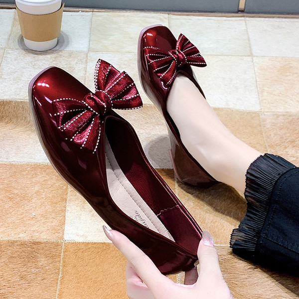 Sieviešu ikdienas apavi no mākslīgās ādas ar plakanu zoli un lenti