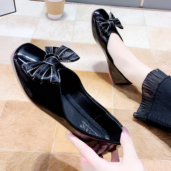 Sieviešu ikdienas apavi no mākslīgās ādas ar plakanu zoli un lenti