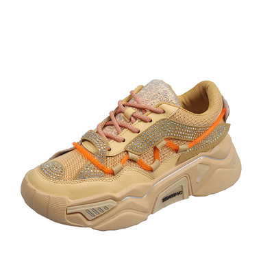 Modern női tornacipő magas talppal és kövekkel