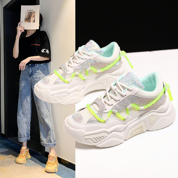 Modern női tornacipő magas talppal és kövekkel