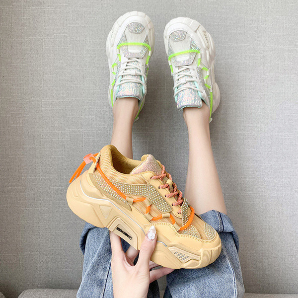 Modern női tornacipő magas talppal és kövekkel