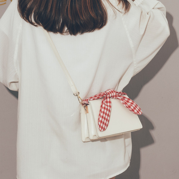 Női alkalmi táska eko bőrből, hosszú füllel