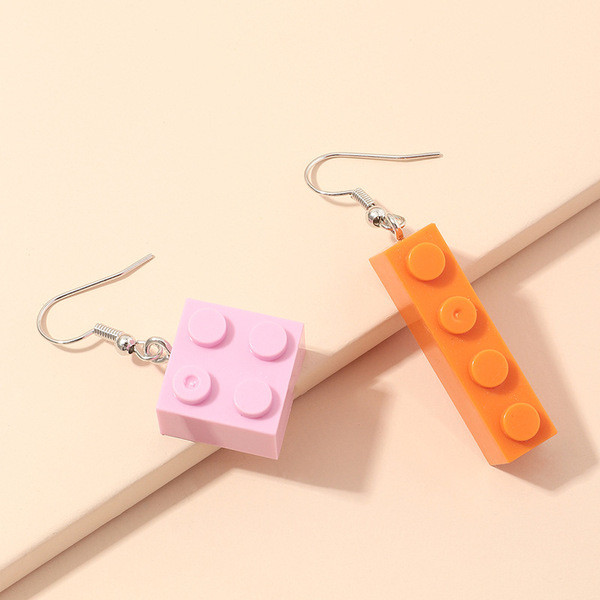 Női fülbevaló Lego alkatrészek formájában