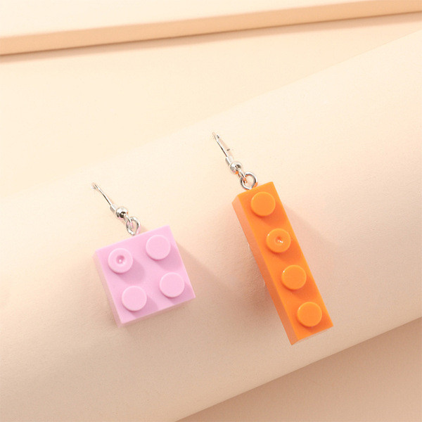 Női fülbevaló Lego alkatrészek formájában