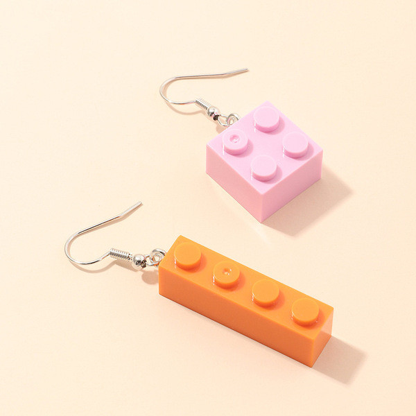 Női fülbevaló Lego alkatrészek formájában