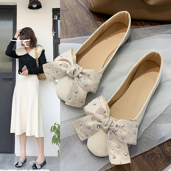 Női alkalmi cipő szalaggal és kövekkel