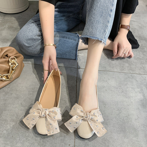 Női alkalmi cipő szalaggal és kövekkel