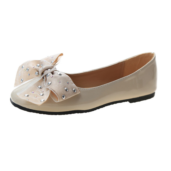 Női alkalmi cipő szalaggal és kövekkel