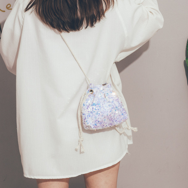 Stílusos női válltáska flitterekkel és nyakkendőkkel