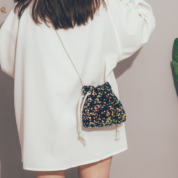 Stílusos női válltáska flitterekkel és nyakkendőkkel