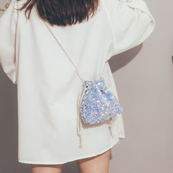 Stílusos női válltáska flitterekkel és nyakkendőkkel