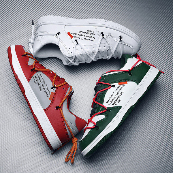 Modern férfi tornacipő feliratokkal, lapos talppal