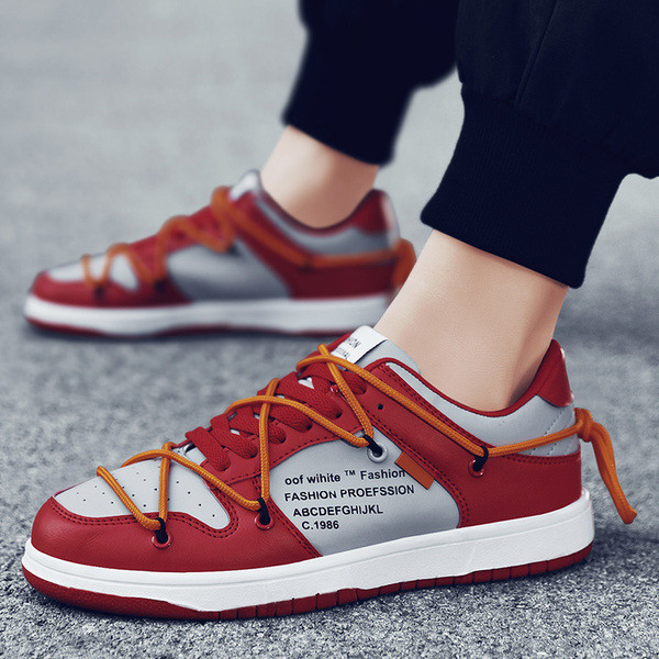 Modern férfi tornacipő feliratokkal, lapos talppal