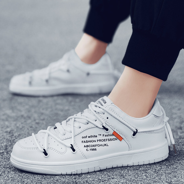 Modern férfi tornacipő feliratokkal, lapos talppal