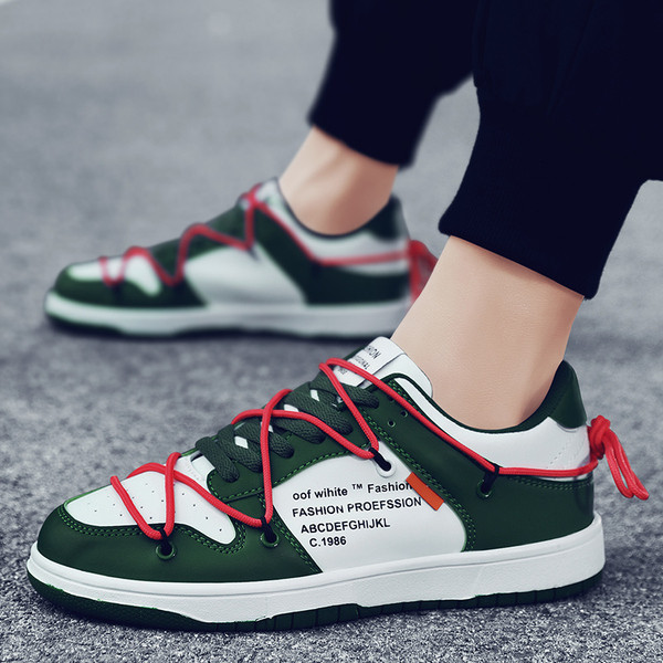 Modern férfi tornacipő feliratokkal, lapos talppal