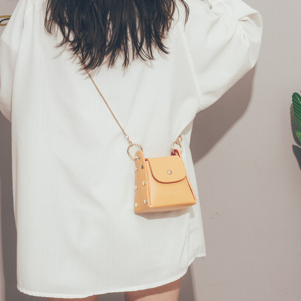 Stílusos női mini táska fém elemekkel