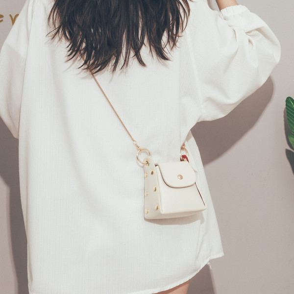 Stílusos női mini táska fém elemekkel