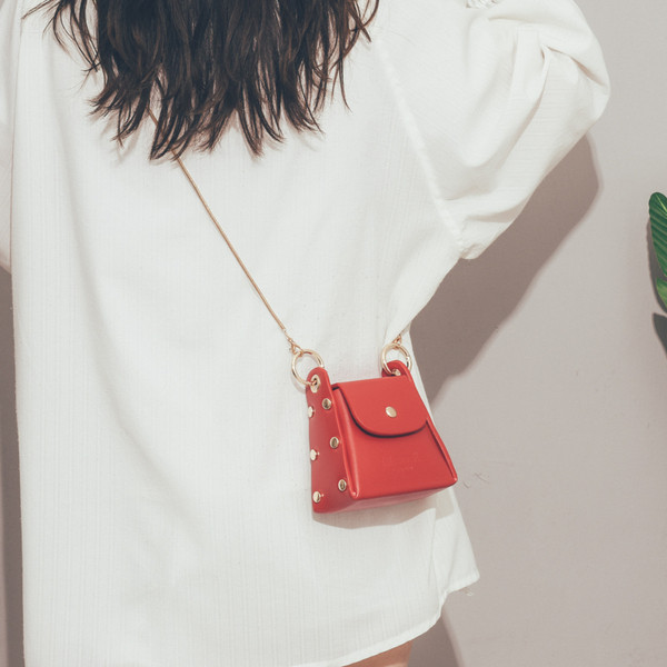 Stílusos női mini táska fém elemekkel