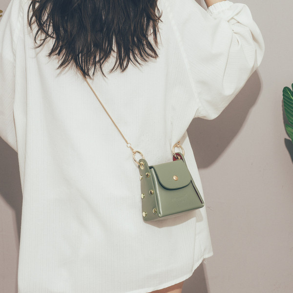 Stílusos női mini táska fém elemekkel