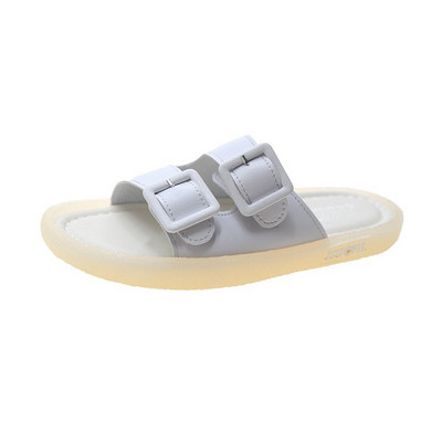 Alkalmi női papucs lapos talppal és csattal