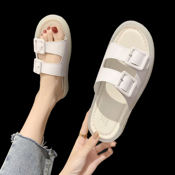 Alkalmi női papucs lapos talppal és csattal