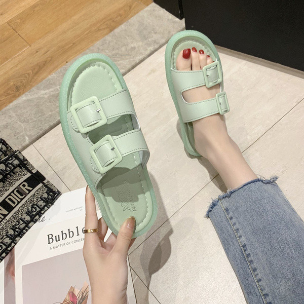 Alkalmi női papucs lapos talppal és csattal