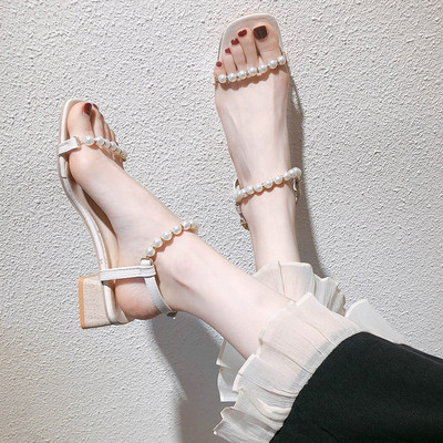 Női szandál szögletes sarokkal és gyöngypánttal