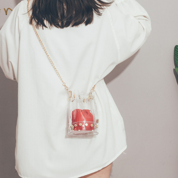 Stílusos női szilikon táska fém elemekkel