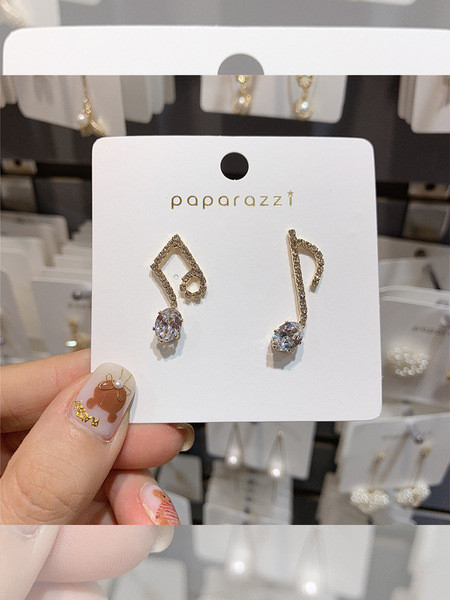 Modern női fülbevaló hangjegyek formájában