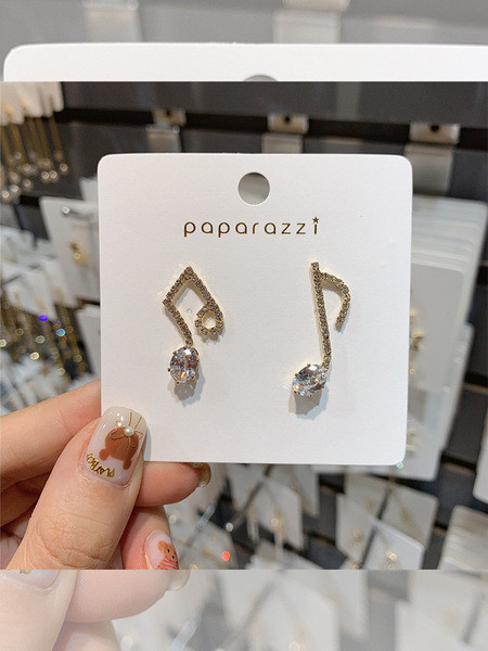 Modern női fülbevaló hangjegyek formájában