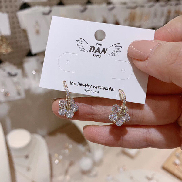 Elegantsed naiste lillekujulised kivikestega kõrvarõngad