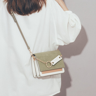 Eko bőrből készült stílusos női táska fém elemekkel a vállhoz