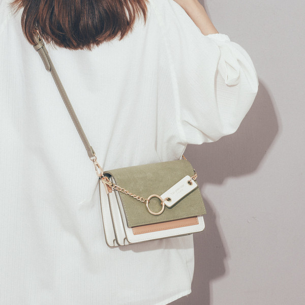 Eko bőrből készült stílusos női táska fém elemekkel a vállhoz