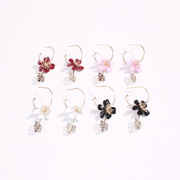 Rippuvad naiste lille ja lehega kõrvarõngad