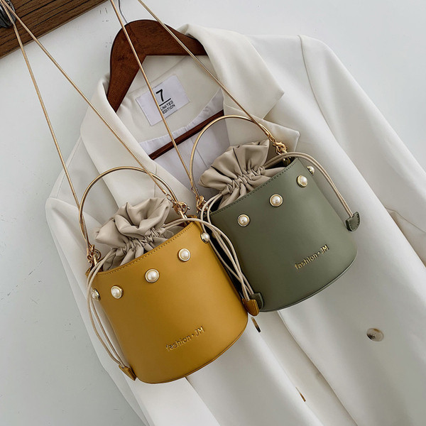 Eko bőrből készült stílusos női táska fém fogantyúval és megkötővel