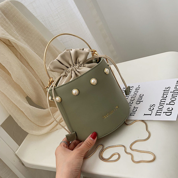 Eko bőrből készült stílusos női táska fém fogantyúval és megkötővel