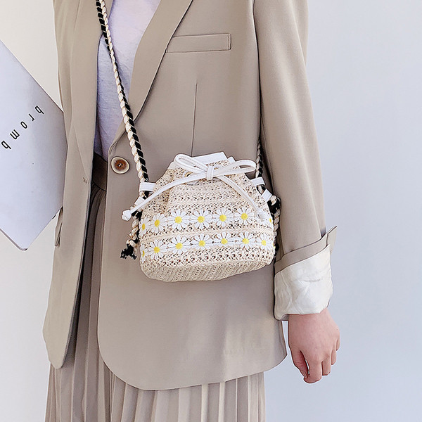 Stílusos női kötött táska nyakkendővel