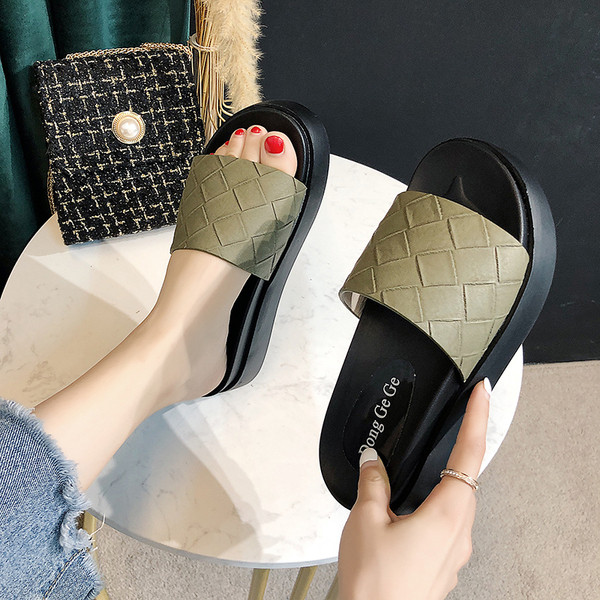 Kényelmes női papucs műbőrből, magas talppal