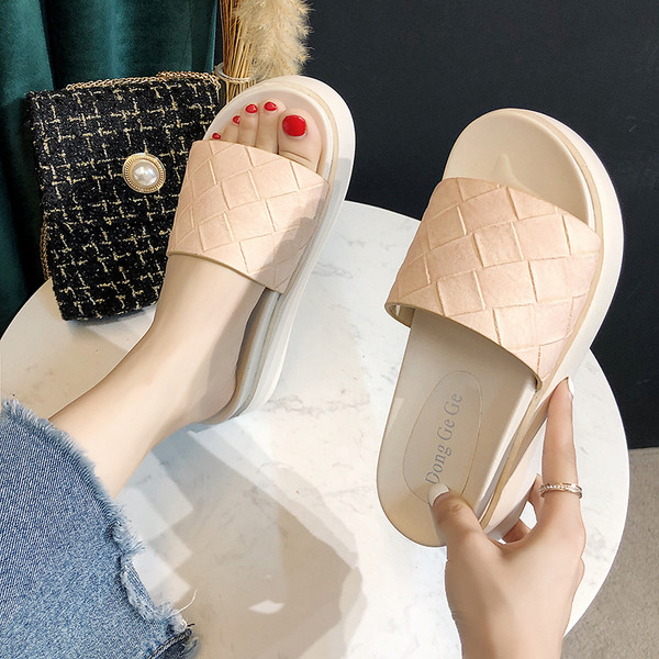 Kényelmes női papucs műbőrből, magas talppal